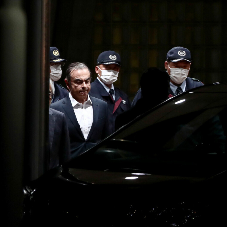 KAUSJON NESTE:
Carlos Ghosn
eskorteres ut av
forvaringsanstalten
i Tokyo 25.
april
2019, etter å ha blitt
løslatt mot kausjon.