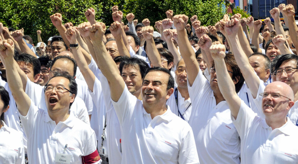 DENGANG DA: En optimistisk
Carlos Ghosn med
knyttet neve i front
for en gruppe
Nissan-ansatte ved
et av selskapets
verft i Honmuku
utenfor Yokohama
en julidag i 2011.