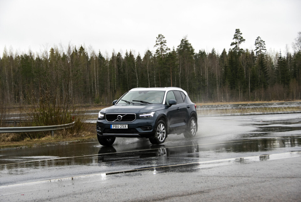 SÅNN PASSE GODE: Volvos helårsdekk er vinterdekk overlegne på regnvåte høst- og vårveier, som her på testbanen, men et ekte sommerdekk er bedre.