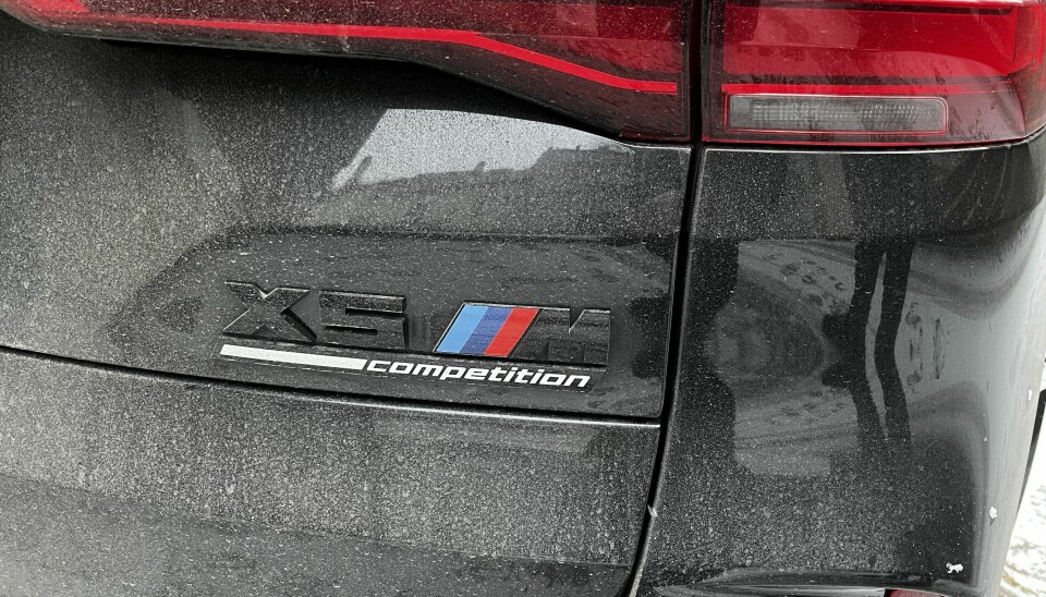 GROMBIL: Logoen til BMW X5 Competition, som bekrefter at dette er en grombil, men dessverre uten full garanti.