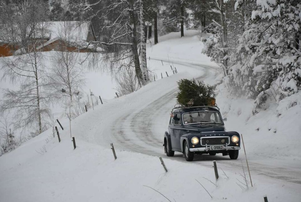 HJEM TIL HJUL: Jostein Teistedal med sin gamle Volvo PV på usaltede, hjemlige veistrekk.