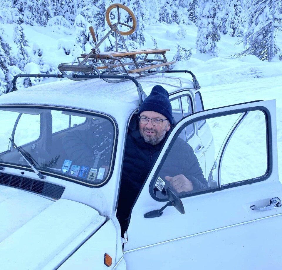 KJÆLKEFØRE: Magne Ludvigsen fyker rundt med sin vintervante Renault 4 på usaltede veier i Hedalen i Sør-Aurdal.