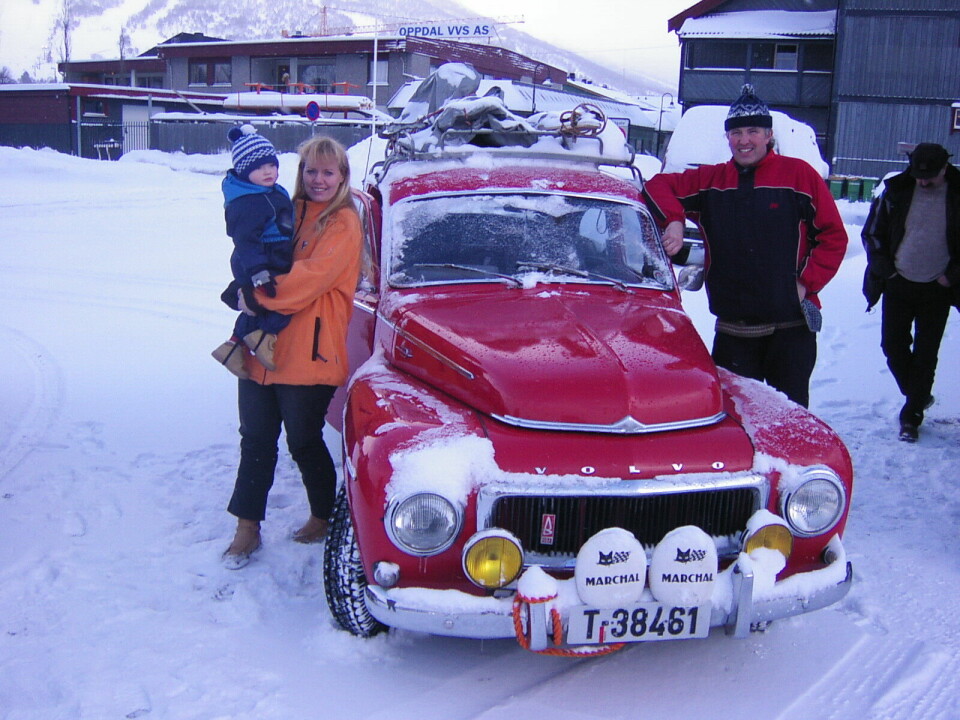 RØDMANN: Familien «Volvo PV» på tur arrangert av Storfjorden automobilklubb. Fra venstre sønnen Gabriel, kona Brita og Jostein Teistedal.