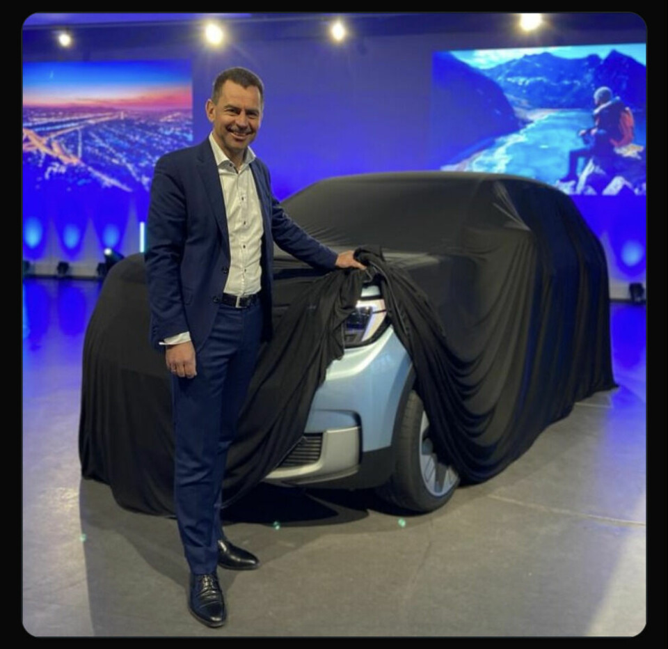 TITT-TITT: Her er alt Martin Sander, Europasjef for Fords elbildivisjon Model e, vil vise foreløpig av den kommende el-SUVen fra selskapet.