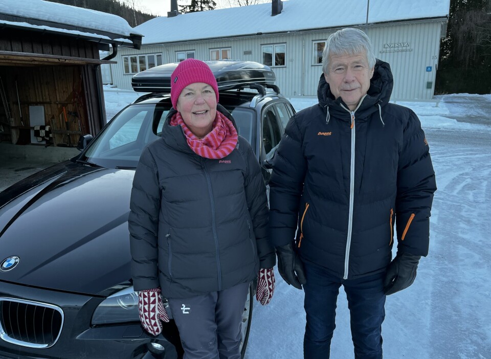 VENTER: Hjørdis Kokslien Torsgard og Arvid Torsgard venter på Audien. I mellomtiden bruker de sin gamle BMW.