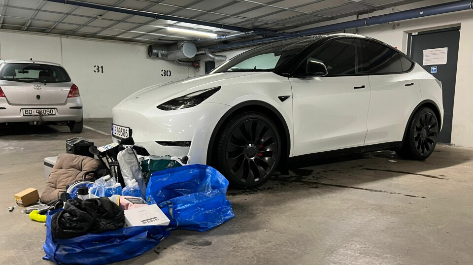 LUKTEN AV ROTETE BIL: Erik Buen i Oslo hentet ny, tom bil for noen dager siden – og bruker kort tid på å fylle den opp med personlige eiendeler – som lenge lå i forrige Tesla.