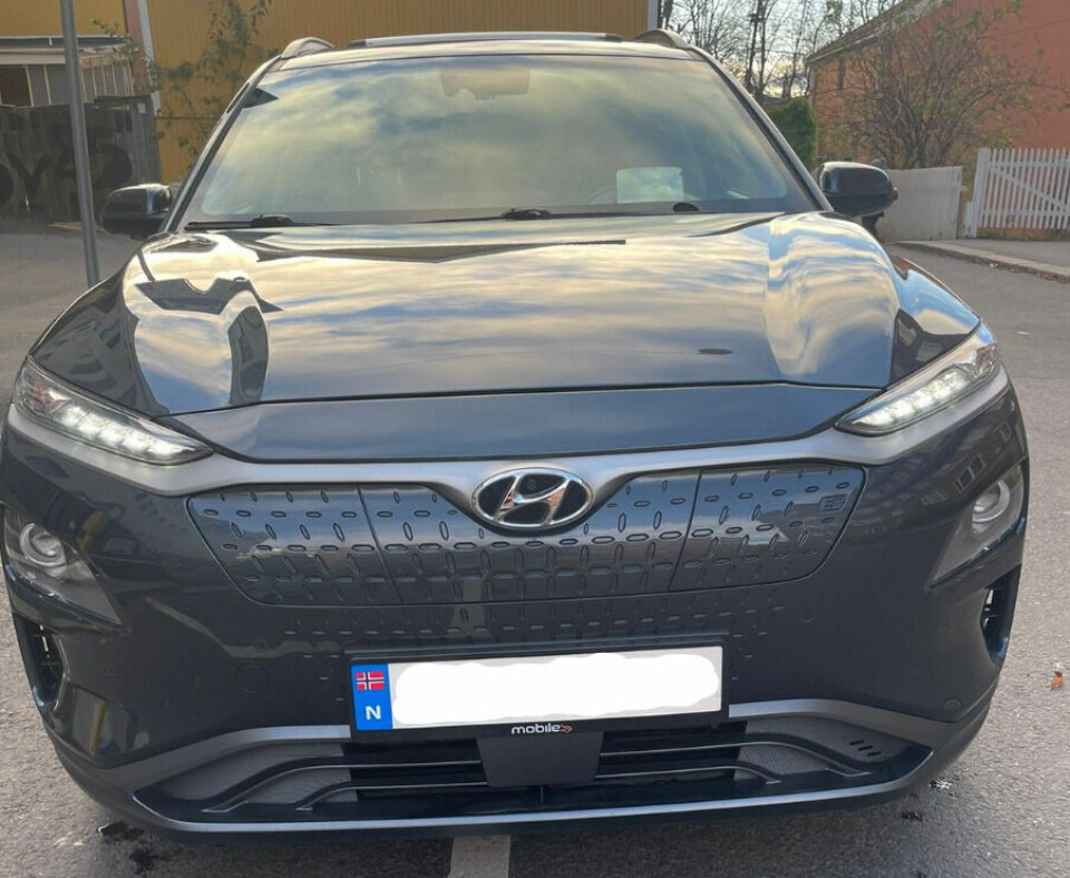 IKKE GARANTI: Denne Hyundai Konaen er fra 2019. Likevel har den ikke nybilgaranti, fikk eierne opplyst.