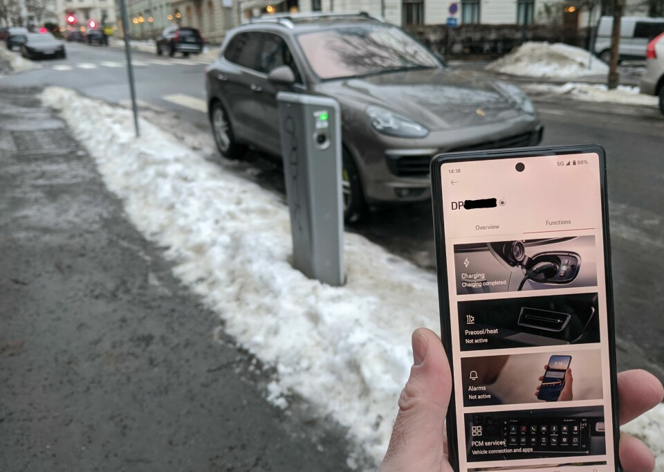 PORSCHE-APPEN: Telefon med app i forgrunnen, og Geir Kjøsens Porsche Cayenne i bakgrunnen.
