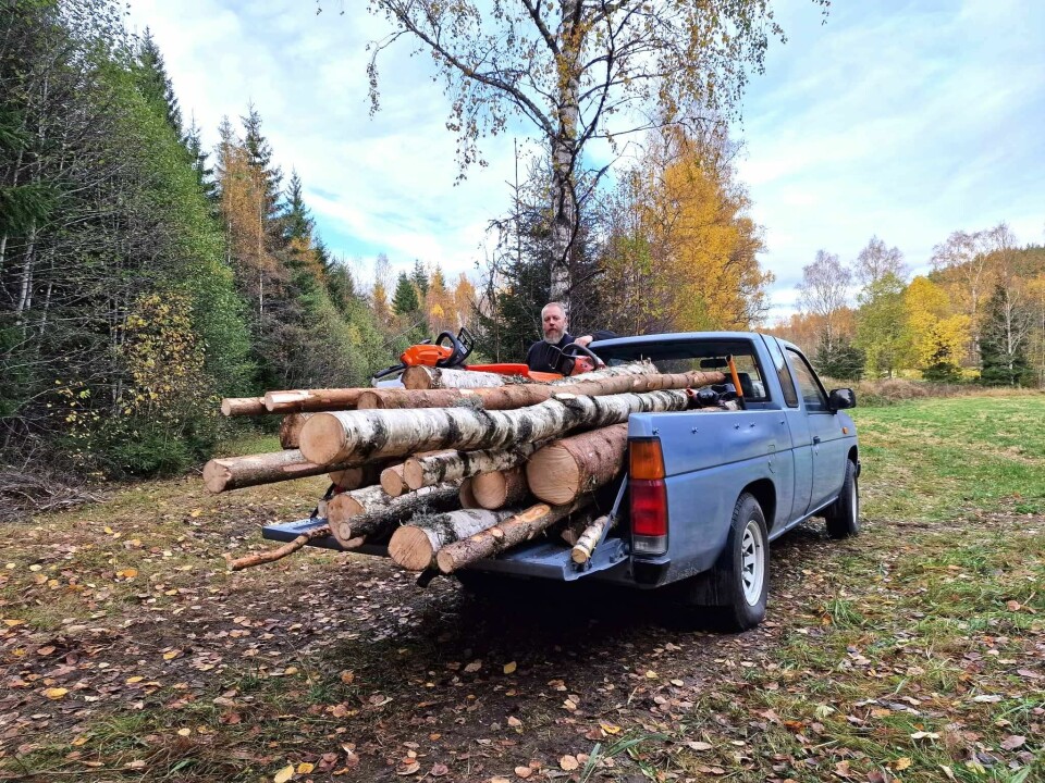 TØMMERMANN: Erik Falla er omgitt av egen skog på eiendommen i Akershus og kan hogge og kjøre hjem det vedovnen klarer å ta unna.