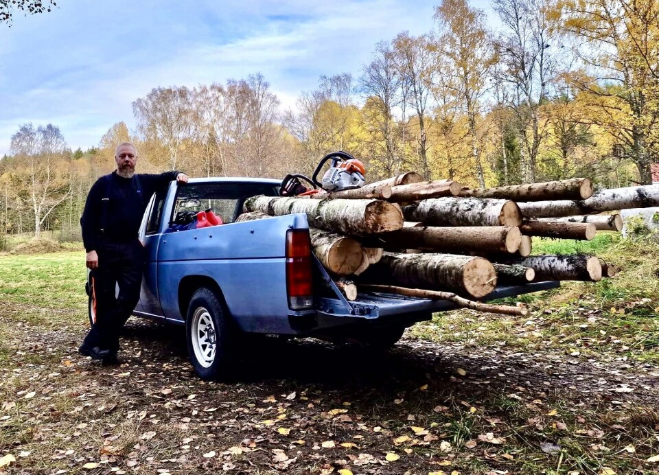 VEDFYRRIG: Skogeier Erik Falla hugger brutalt ned på strie strømpriser ved å fyre med egenkløyvd ved – og har bilene som tåler tyngden av moroa. Bildet er tatt spesielt for Motors småfrosne lesere.