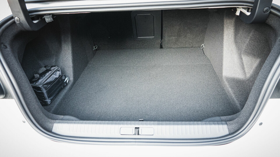 PLASS TIL (NESTEN) ALT: 510 liter bagasjerom, med eget rom under til ladekabel, er det få – om noen – som viser maken til i denne klassen. Bilen har ikke frunk.