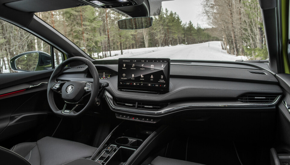 TRIVELIG: Førermiljøet i Enyaq har et design og materialvalg som gjør den til en av favorittene våre i klassen – foran blant annet konserntrillingene VW ID.4 og Audi Q4.