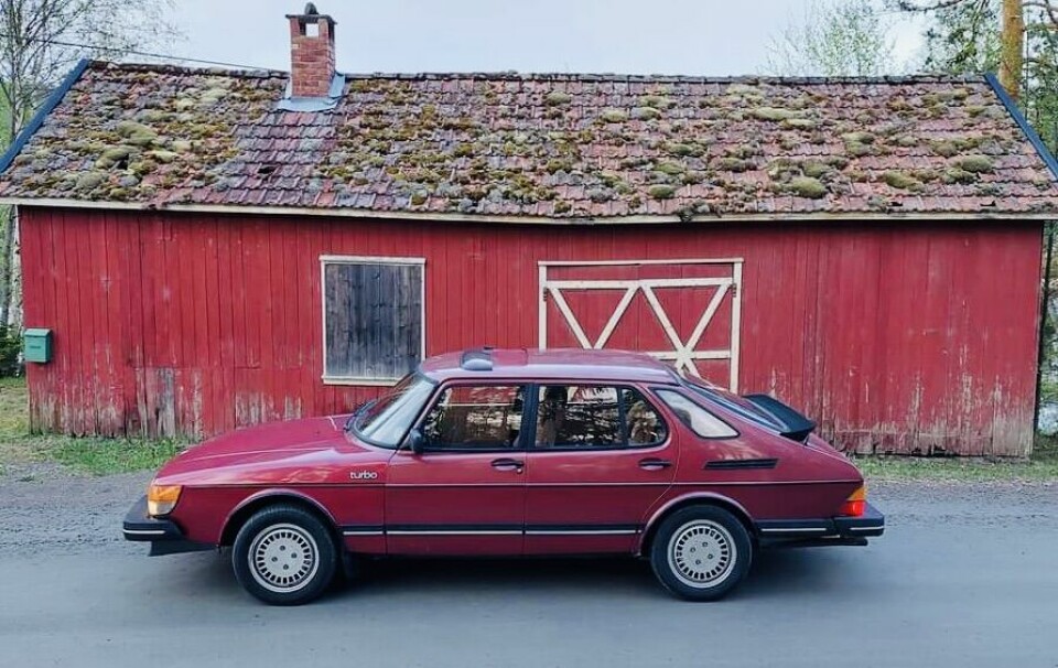 LÅVE YOU: Saab-entusiast Olav Andreas Nordlie synes Saab 900s langstrakte linjer er en nytelse. For ham er dette normen – det er andre biler som er anormale.