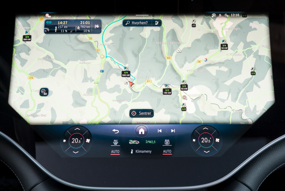 UT PÅ TUR: De digitale navigasjonsløsningene hos Mercedes er kraftig forbedret det siste året. Her med et eksempel på en reise fra Stuttgart til Berlin med to anbefalte ladestopp …