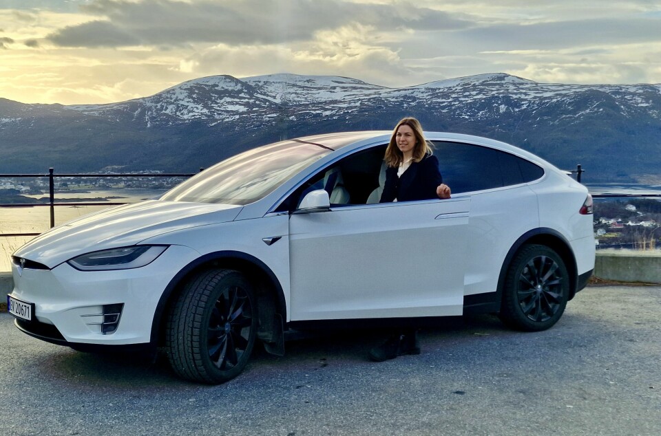 HUMORKJØR: Fanny Wennersberg og familien i Ålesund bruker kjælenavnene «Fluesmekka», «Svele-expressen» og «Luksusfellen» om husholdningens Tesla Model X.