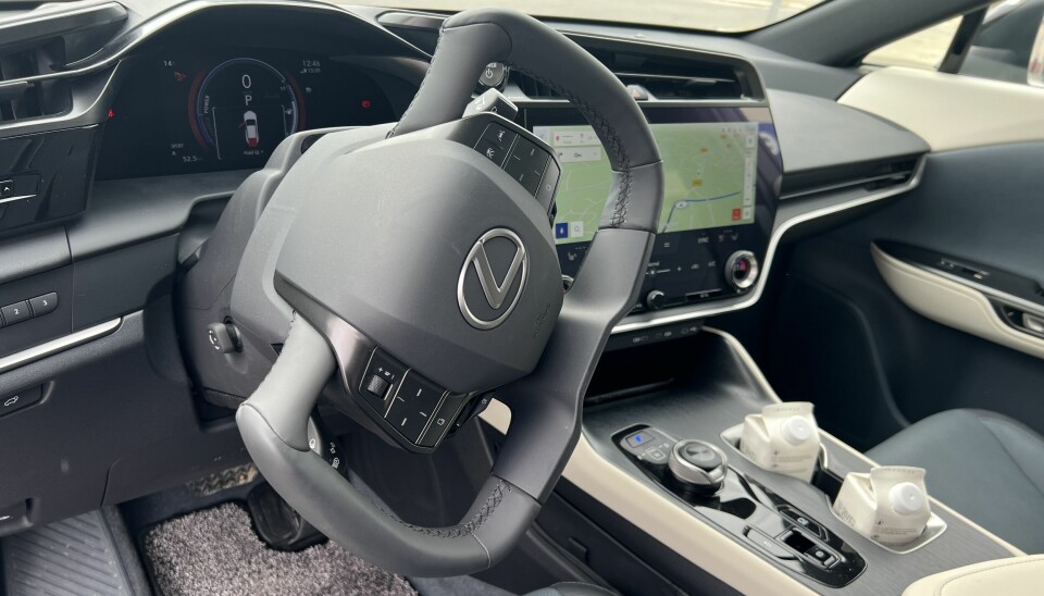FRAMTIDEN: Steer by wire-teknologien fungerer utmerket i Lexus, men det kreves naturligvis noen kilometer med tilvenning. Etterpå føles et vanlig ratt ganske gammeldags.