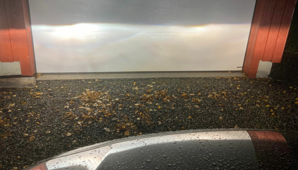FORSKJELL: Når Edward Olafsen står foran garasjeporten sin, er det lett å se forskjellen på det nye hvite lyset til venstre, og det eldre gule lyset til høyre.