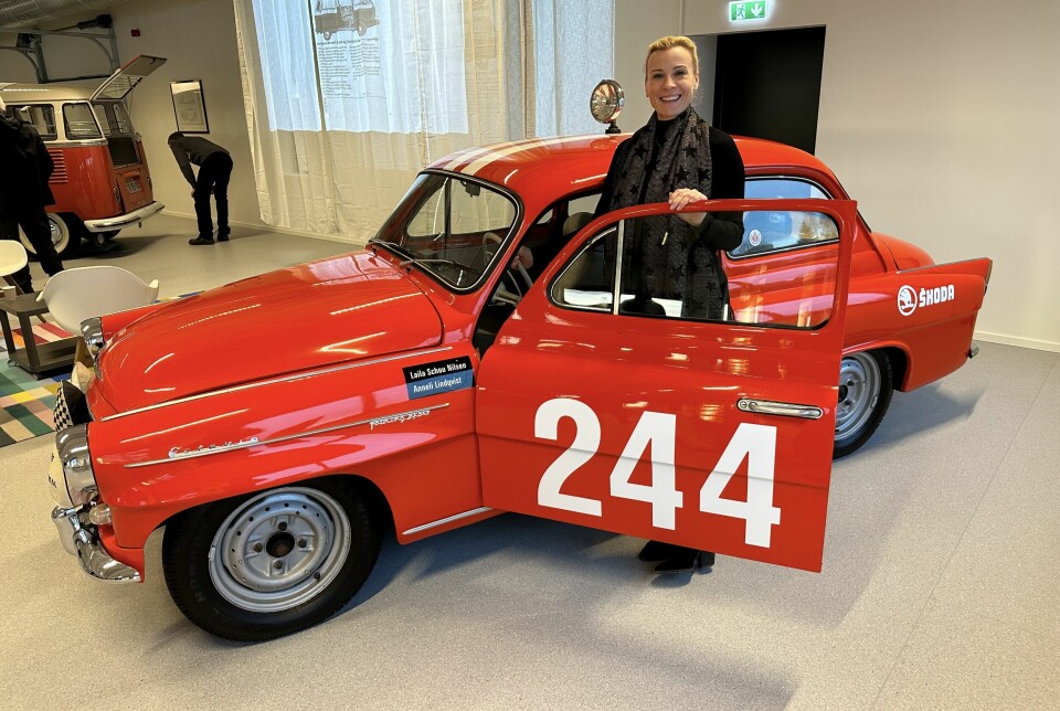 TIDSREISE: Gurli Høeg Ulverud, kommunikasjonsdirektør i Møller, velger seg en rallyrigget Skoda Octavia TS blant Møllers klassiske biler.