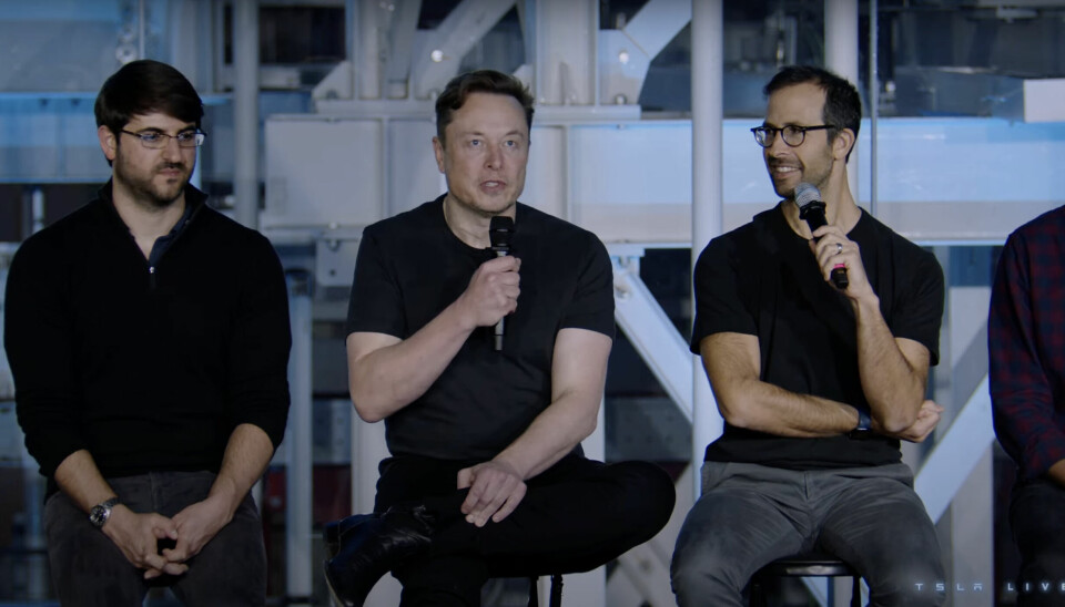 SVARTE PÅ AKSJONÆRENES SPØRSMÅL: Teslas Zach Kirkhorn, Elon Musk og Drew Baglino under nattens evenement.