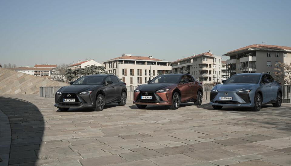 FARGERIK: Lexus er stolte av lakk-kvaliteten. Med RX 450e kommer det også nye farger, og fargekombinasjoner.