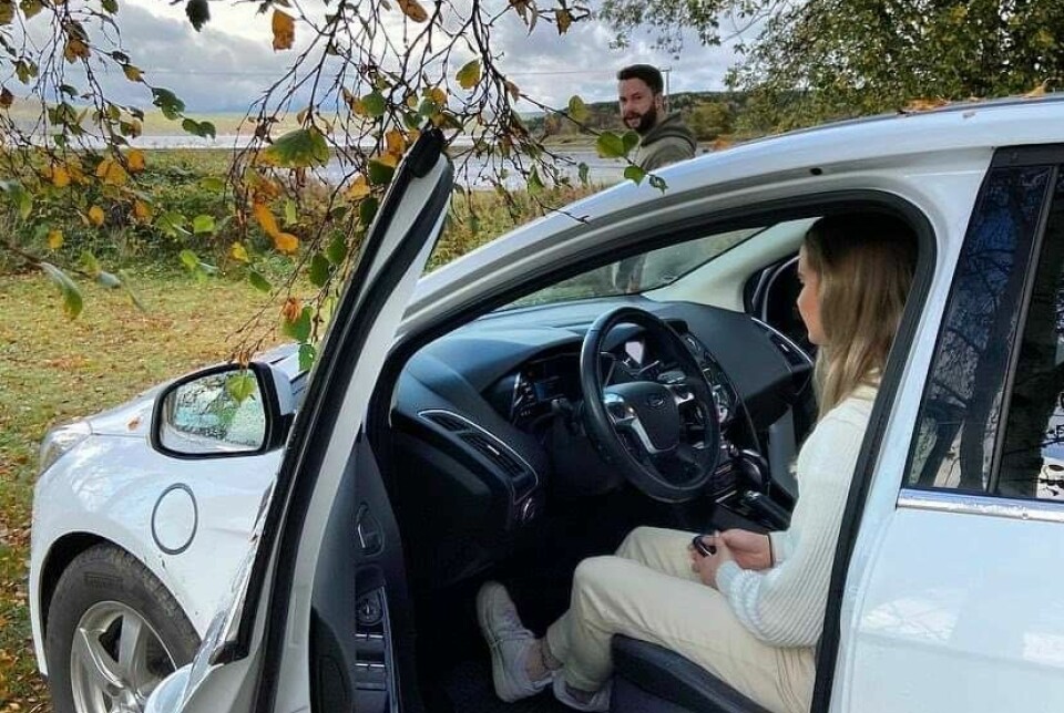 NETTOPP KJØPT: Rebecca Lyng i sin nykjøpte Ford Focus. I bakgrunnen samboeren hennes Vegard Berget Lyshaug.