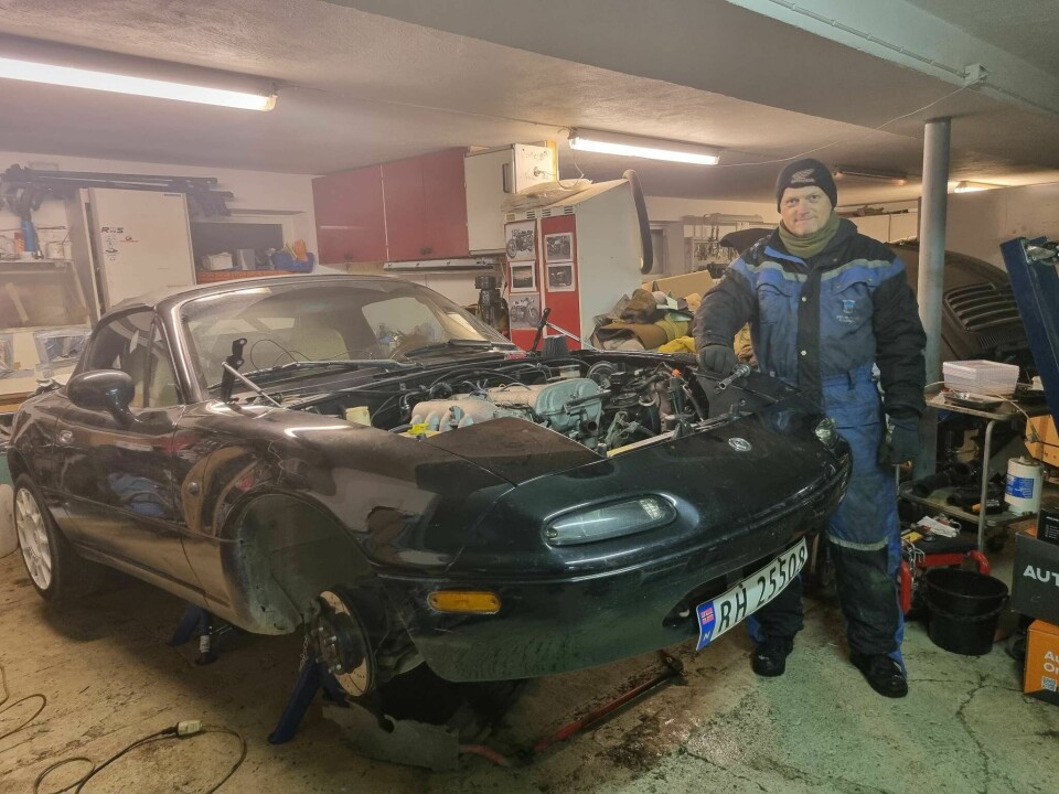 SPA-BEHANDLING: Kjell Terje Trones i Trondheim har en Mazda MX-5 som nettopp har fylt 30 og fått status som veteranbil. Vinteren har vært en fin tid for å utbedre japaneren.
