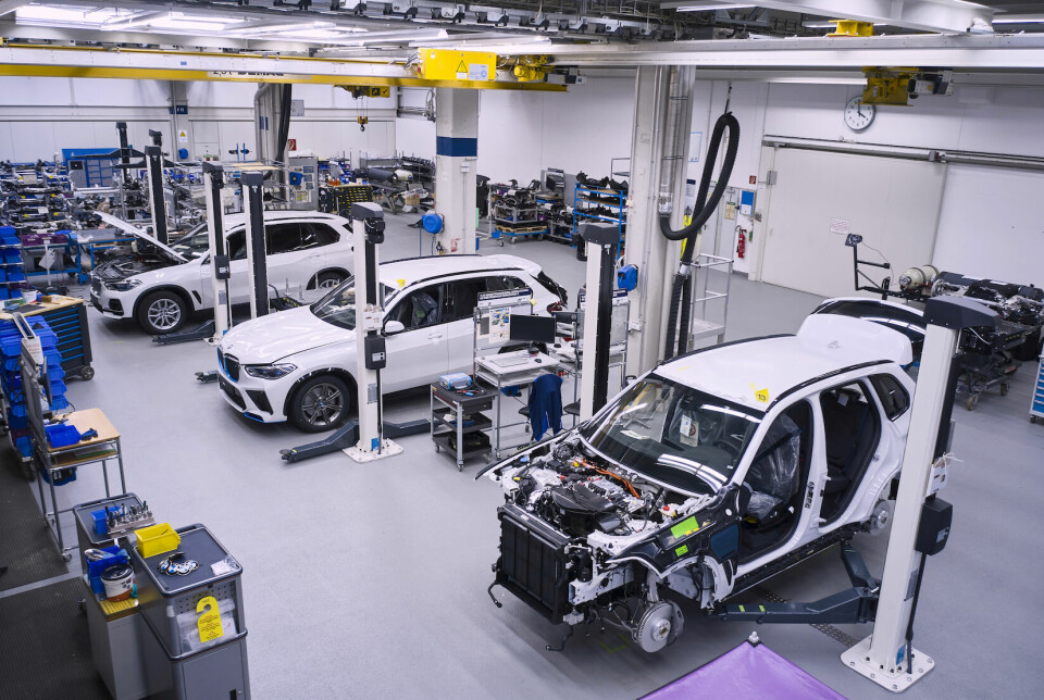 I TEST-PRODUKSJON: Tre BMW iX5-modeller på fabrikkgulvet i München.