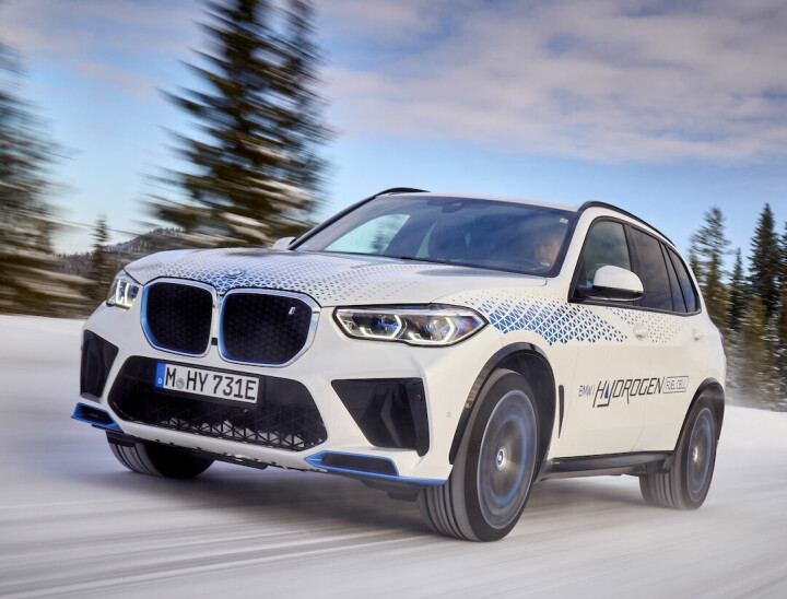PÅ VEIEN: BMWs nyeste hydrogenmodell, iX5, under testkjøring på vinterveier i Nord-Sverige.