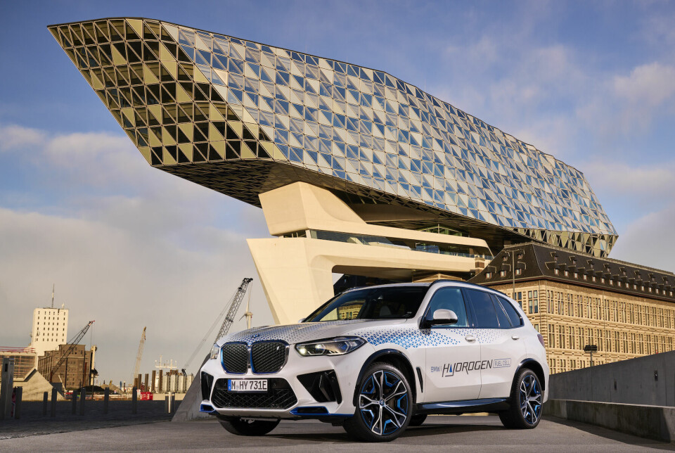 KJØREKLAR: BMWs hydrogen-SUV har vært vist på bilutstillinger i flere år allerede, men nå foreligger den i en utgave som tåler test i ordinær trafikk. Her er modellen foran staselige Havenhuis i Antwerpen.