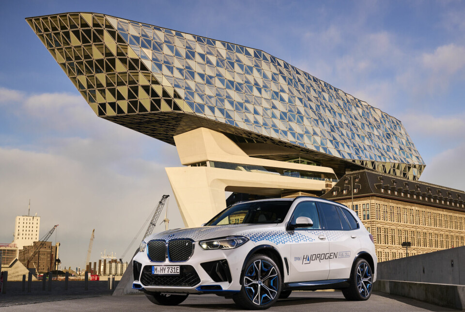 PÅ UTSTILLING: Hydrogenbilen BMW iX5 foran det ikoniske Havenhuis i Antwerpen.