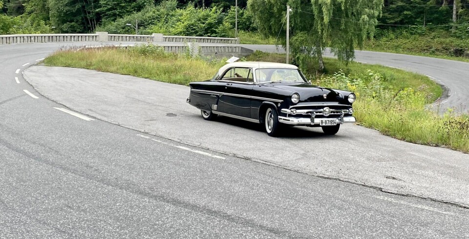 SVINGRADIUS: Paret Tormod Magelssen og Elin Kristine Granath Magelssen tok sin 1954-modell Ford Victoria Crestline til den gamle Europa-veiens snodigste kringle-sving, kalt «korketrekkeren» og «Svingbrua».