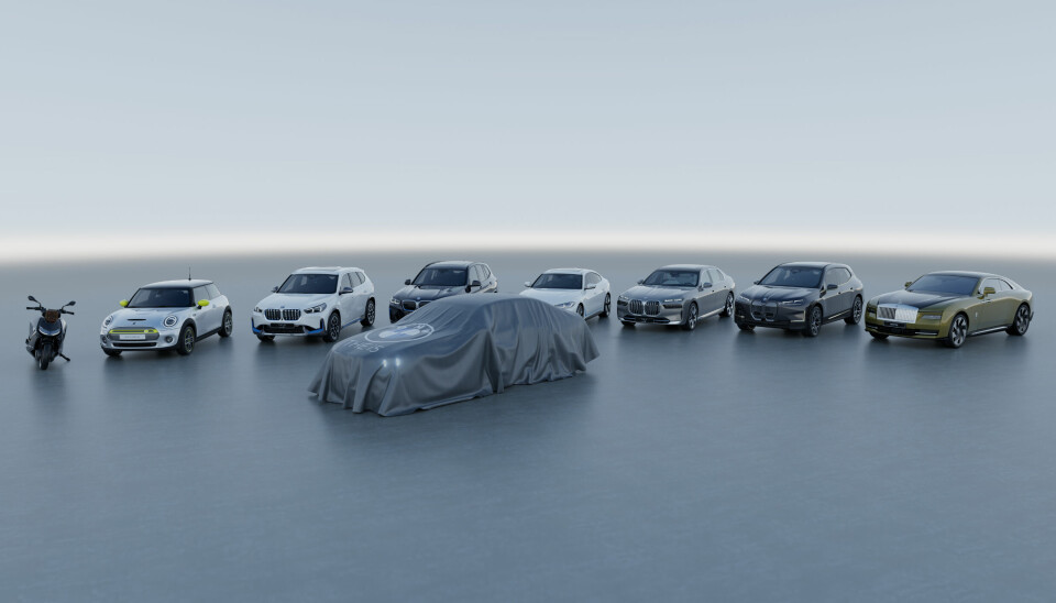 HELELEKTRISK: BMW-konsernets elektriske stoltheter samlet bak en elektrisk 5-serie. I tillegg til en elektrisk motorsykkel, ser vi – fra venstre – Mini, iX1, X3, i4, i7, iX – og til høyre Rolls Royce Spectre, som forventes mot slutten av dette året.