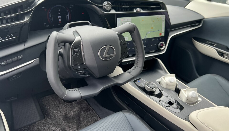 FRAMTIDEN: Dette rattet med ny teknologi fungerer utmerket i Lexus.