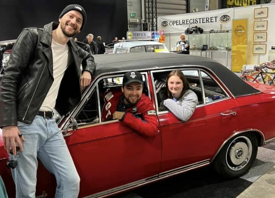 HEI, HAGLE: Bandmedlemmer i Hagle og Opel Commodore-eier Vanja Nygård (til høyre i baksetet) da bilen sto utstilt på Oslo Motor Show.