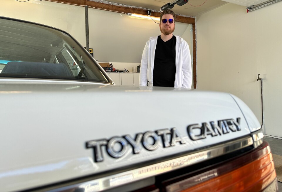PÅ INNSIDEN: Ole Karlsen eier to stykk Toyota Camry på skilter og fryder seg over interiørene som er intakte etter snart 40 år.