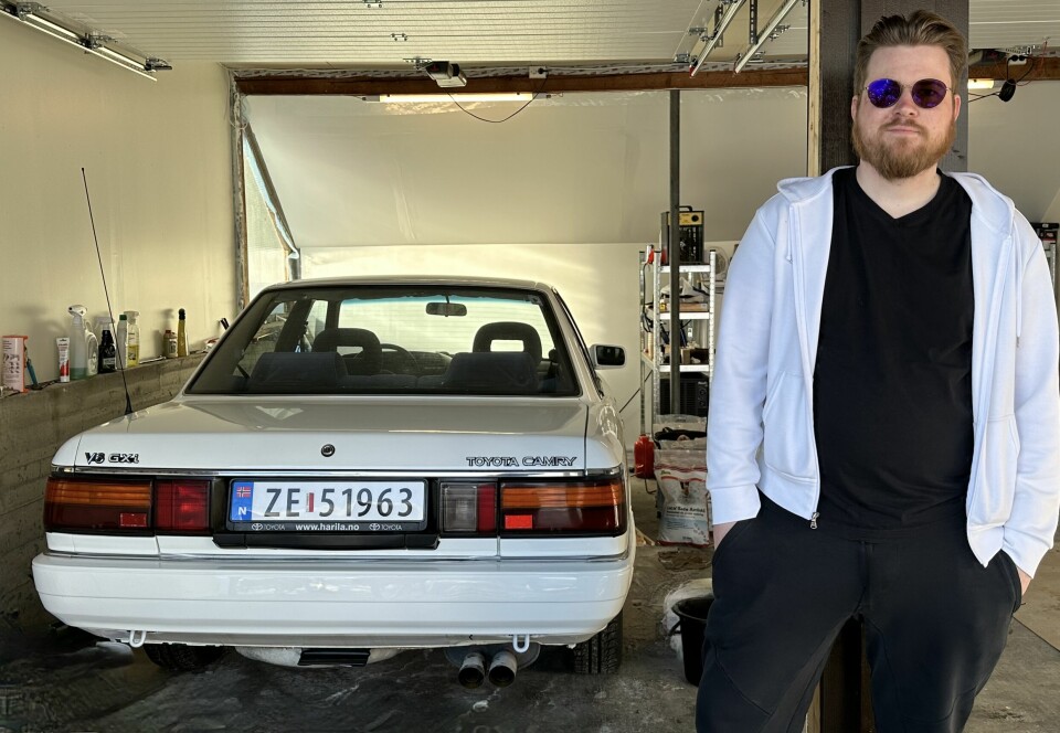 GARASJEGULL: Ole Karlsen samler på andre generasjon Toyota Camry. Denne våren har han to på skilter og to ekstra som snart blir gjenstand for rehabilitering.