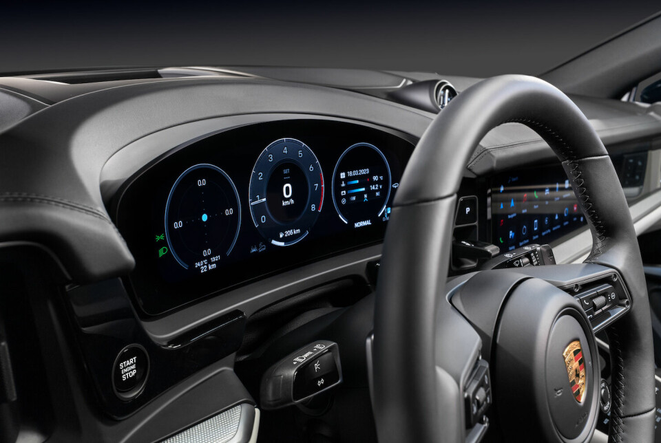 HORISONTALT: Nye Porsche Cayenne får et førermiljø med tre skjermer, inkludert en 10,9-tommer på passasjerplassen.
