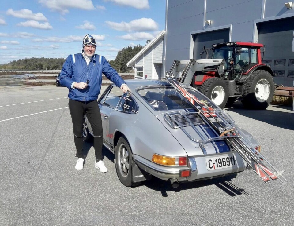 SKIRENN: Jan Vidar Ødegaard fant fort ut at det skrånende hekkpartiet til Porsche 911 fungerer perfekt for skitransport.