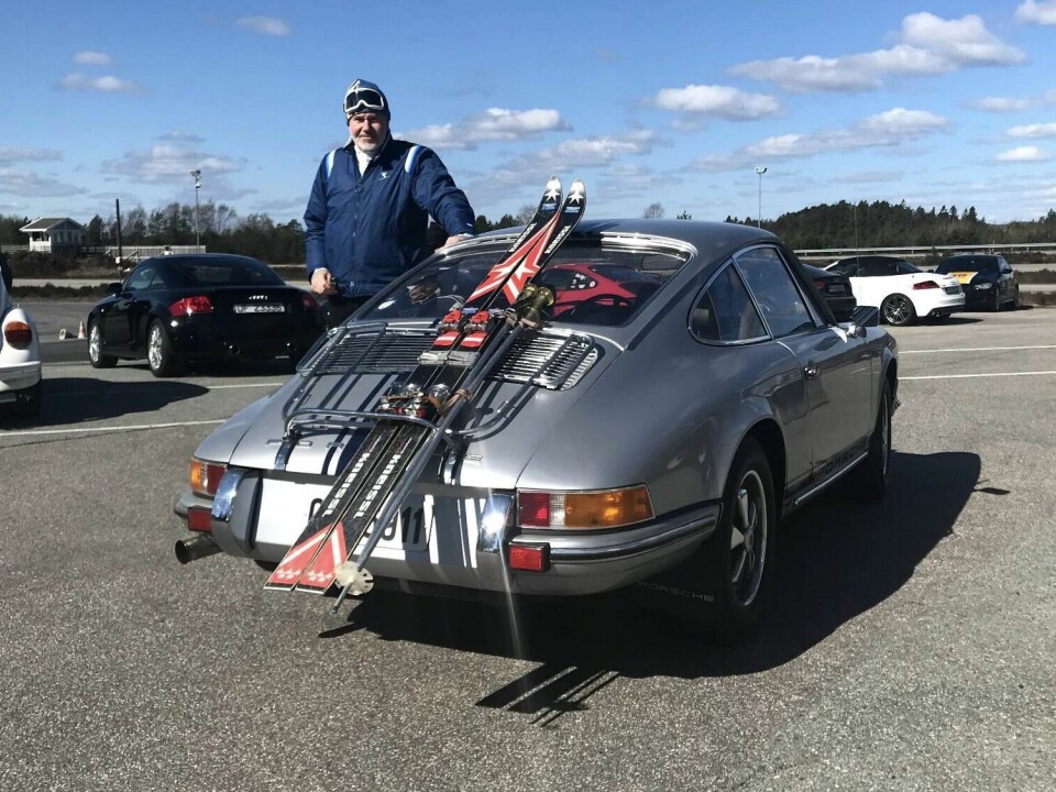 UTFORLØYPE: Designen til Jan Vidar Ødegaards slalomski av typen Kneissl danner en varseltrekant i akterenden, for dem som velger å se det slik. Han har hatt sin Porsche 911 helt siden 2006.