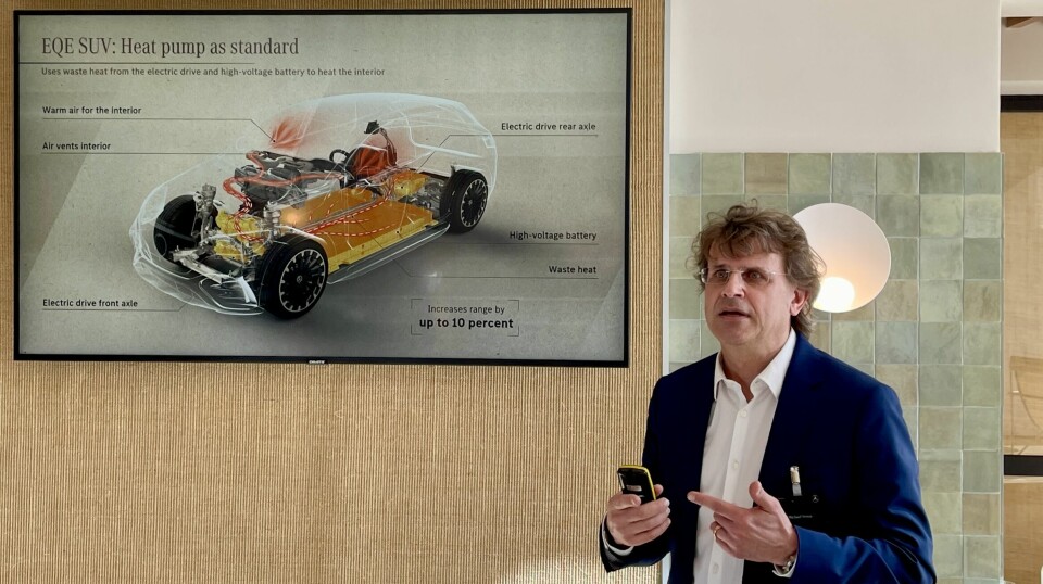 FORBEDRINGER: Michael Weiss i Mercedes-Benz redegjør for hvordan automatisk frakobling av den fremre motoren og varmepumpe gir forbedret rekkevidde.