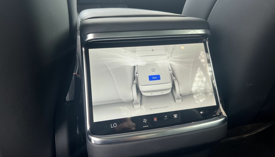 BAKSETEKOMFORT: Baksetepassasjerene har det bedre i nye Model S, med blant annet en 9,4-tommers skjerm med ønsket underholdning, varme i setene og trådløs mobillader i midtarmlenet.