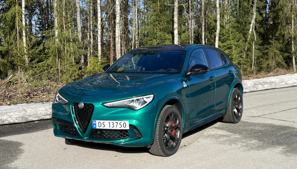 GRØNT SKIFTE: Alfa Romeo Stelvio har 510 bensinhester og V6-motor, men blir snart helelektrisk.