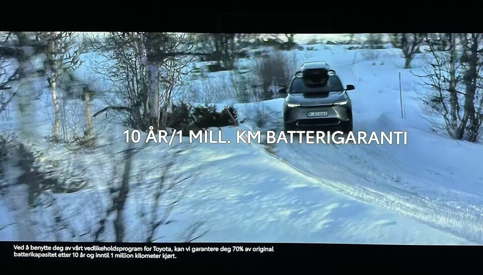 BATTERI-REKLAME: Stemmen i reklamefilmen om Toyota bZ4X sier ingenting om forutsetningene for ekstra-garantien. Det fremkommer kun med liten skrift helt nederst.