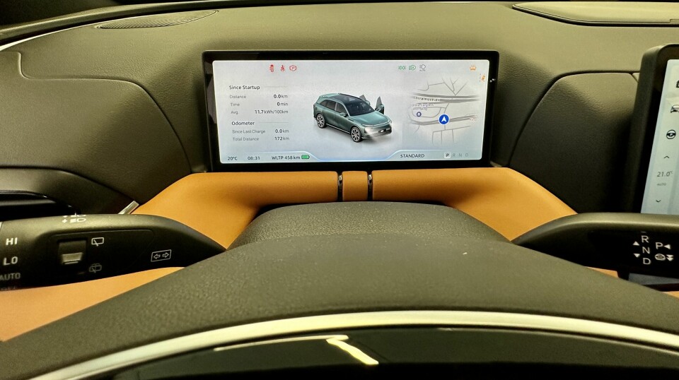 NØKKELINFO: Basisinformasjon om fart og forbruk er i den lille skjermen over rattstammen, visningen i feltet til høyre på skjermen kan varieres.