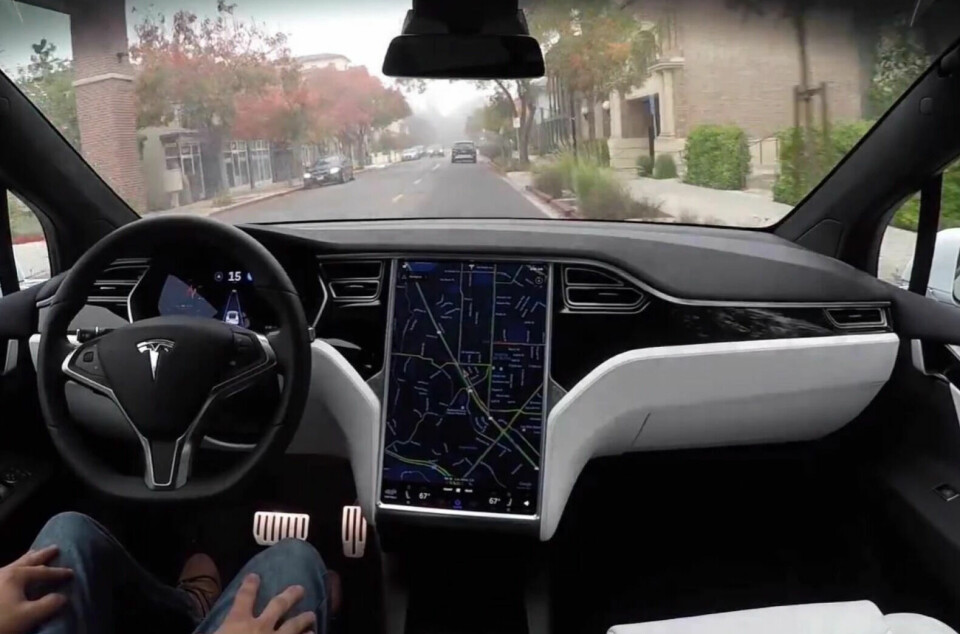 SELVKJØRING: Arkivfoto av Tesla som kjører selv.