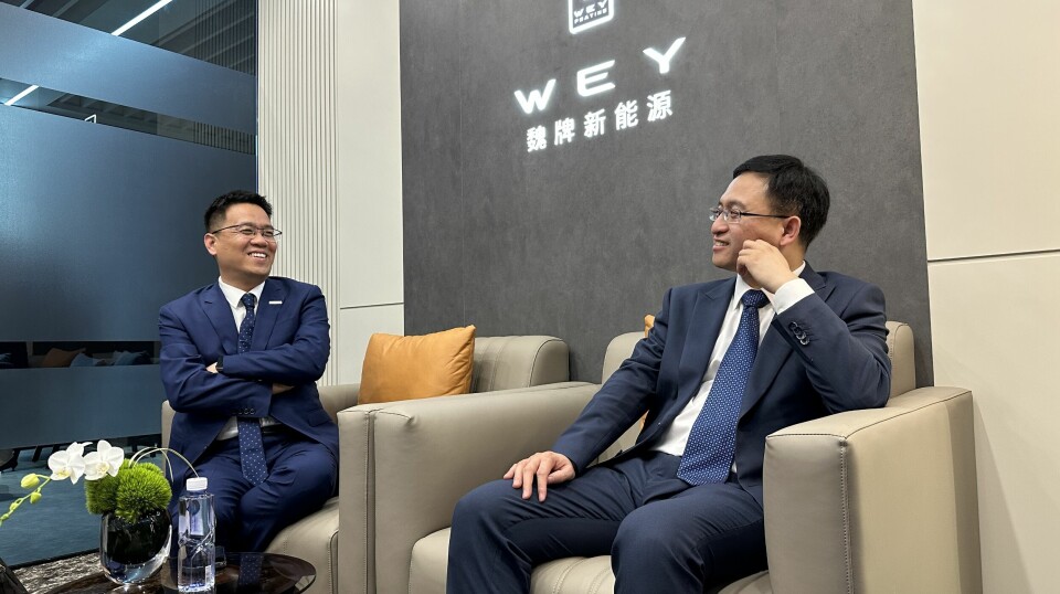 TIL EUROPA: Great Wall Motors-toppene Parker Shi (t.v.) og konsernvekstsjef Ruifeng Li under bilutstillingen i Shanghai.