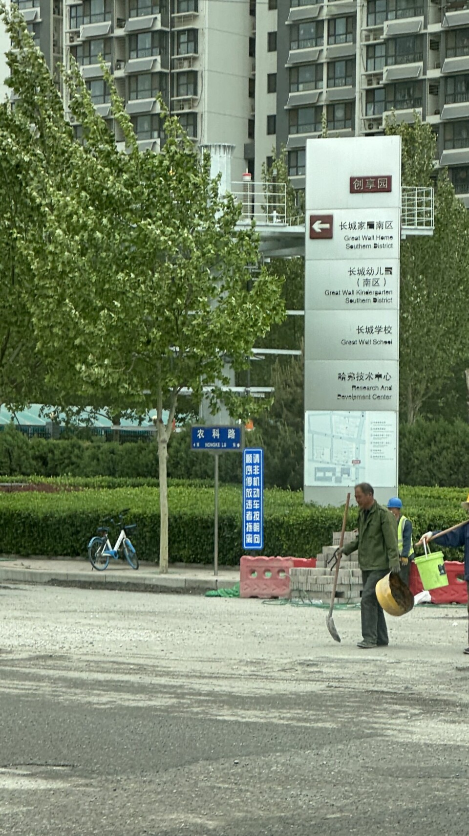 SOM EN BY: Great Wall Motor-komplekset i Baoding har både skole og barnehage for ungene til de ansatte.