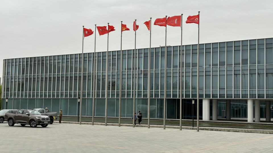 PINNER FOR LANDET: Hvert merke sitt flagg på plassen foran et av Great Wall Motors utviklingssenter i Baoding.