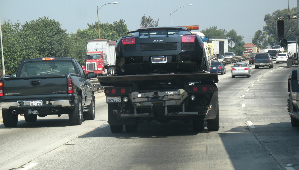 STRENGERE REGLER: En Lamborghini på et lasteplan utenfor Los Angeles.