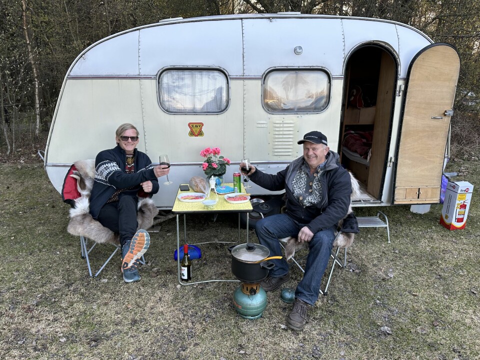 SKÅL FOR MARKEDET: Kristoffer Jørgensen Beraas og far Asbjørn Jørgensen har campingvognen som matcher bilinteressen. Familien er dypt infiltrert i alt som lukter av klassisk Volvo.